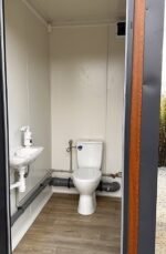 Container Sanitaire Pavillon WC avec Triple Cabine – Image 10